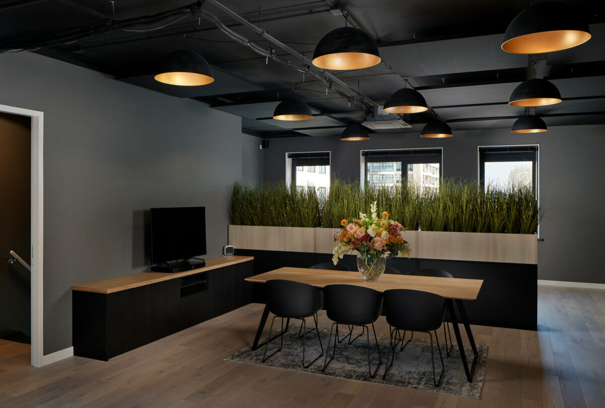 kantoortuin met zwarte akoestische plafondeilanden
