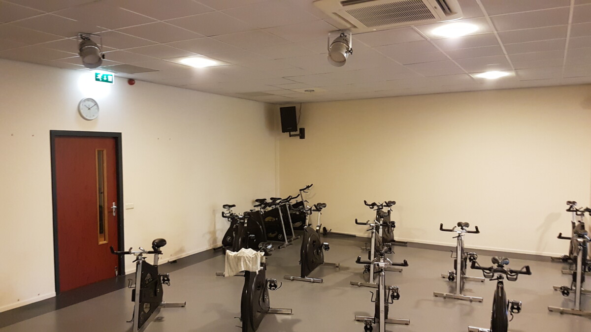 fitnessruimte met fietsen
