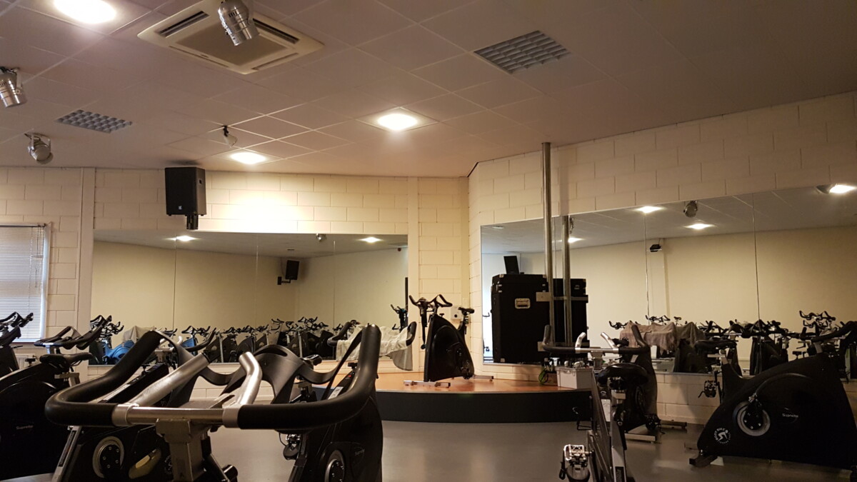 sportruimte met spinning fietsen
