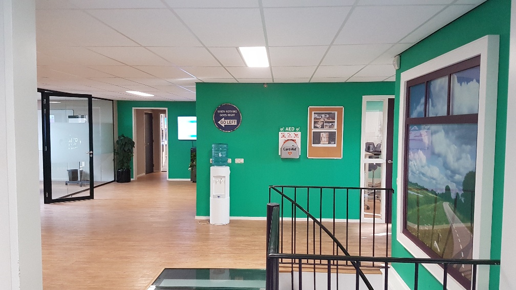 kantoorruimte met groene muren en glazen wanden