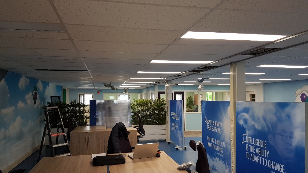 kantoorruimte met bureaus