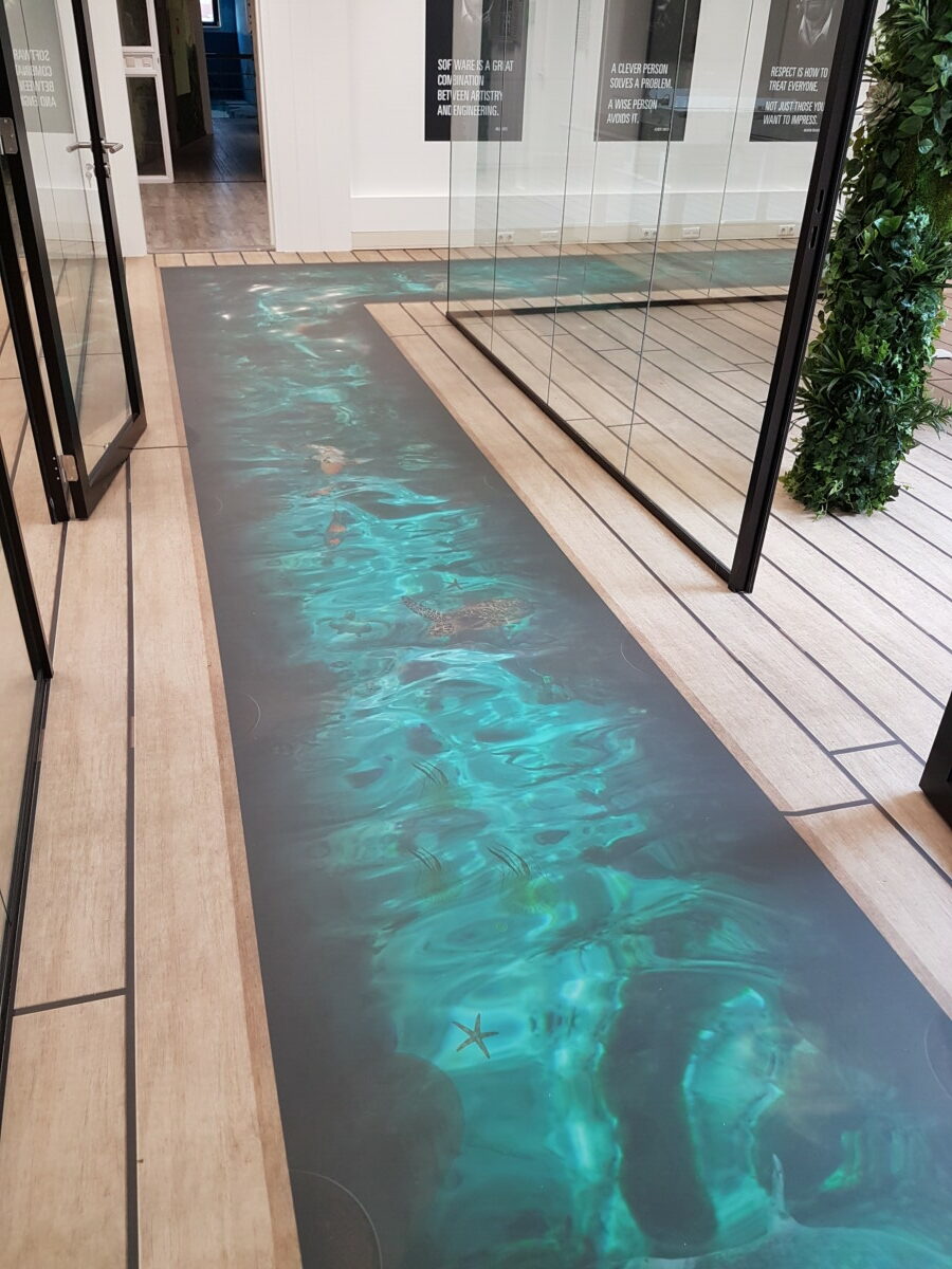 vloerafwerking van een gepersonaliseerde print op vinyl