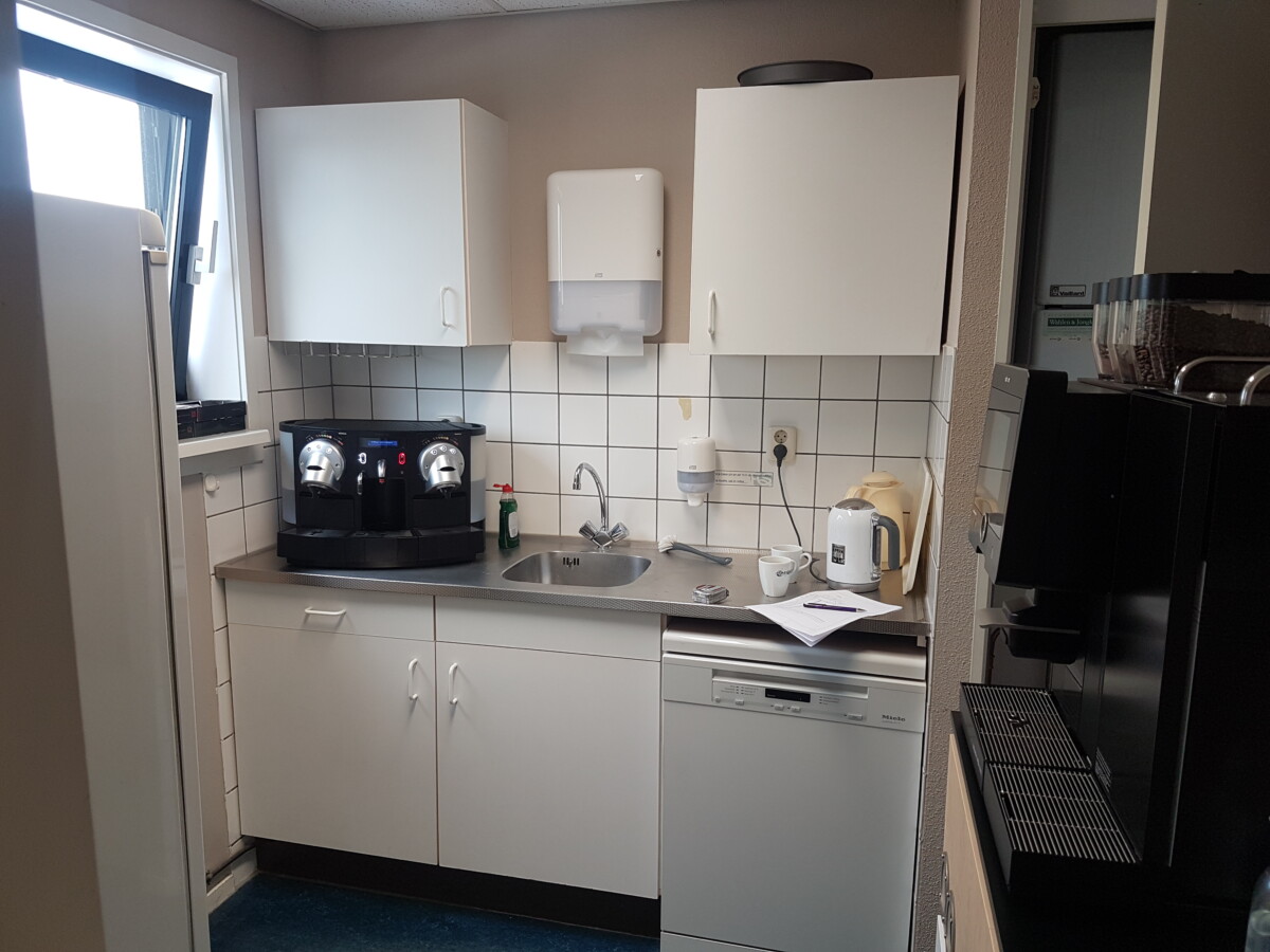 kleine keuken met koffiezetapparaat