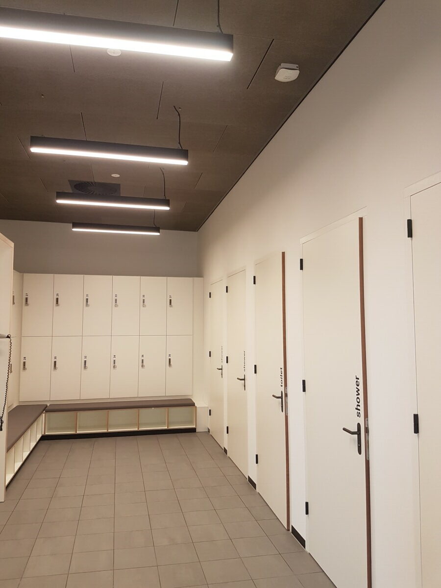 kleedkamer met zwarte rasterprofielen