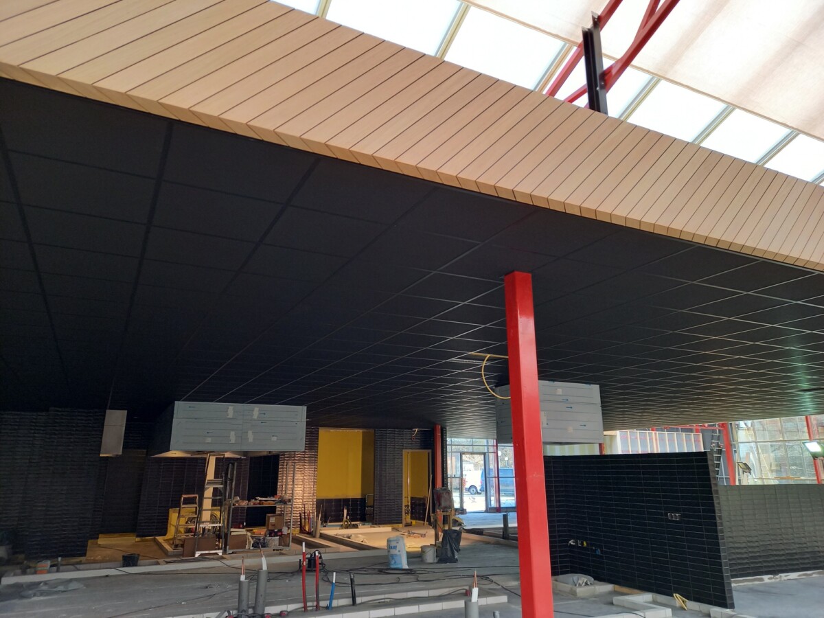 ruimte met zwarte plafondpanelen