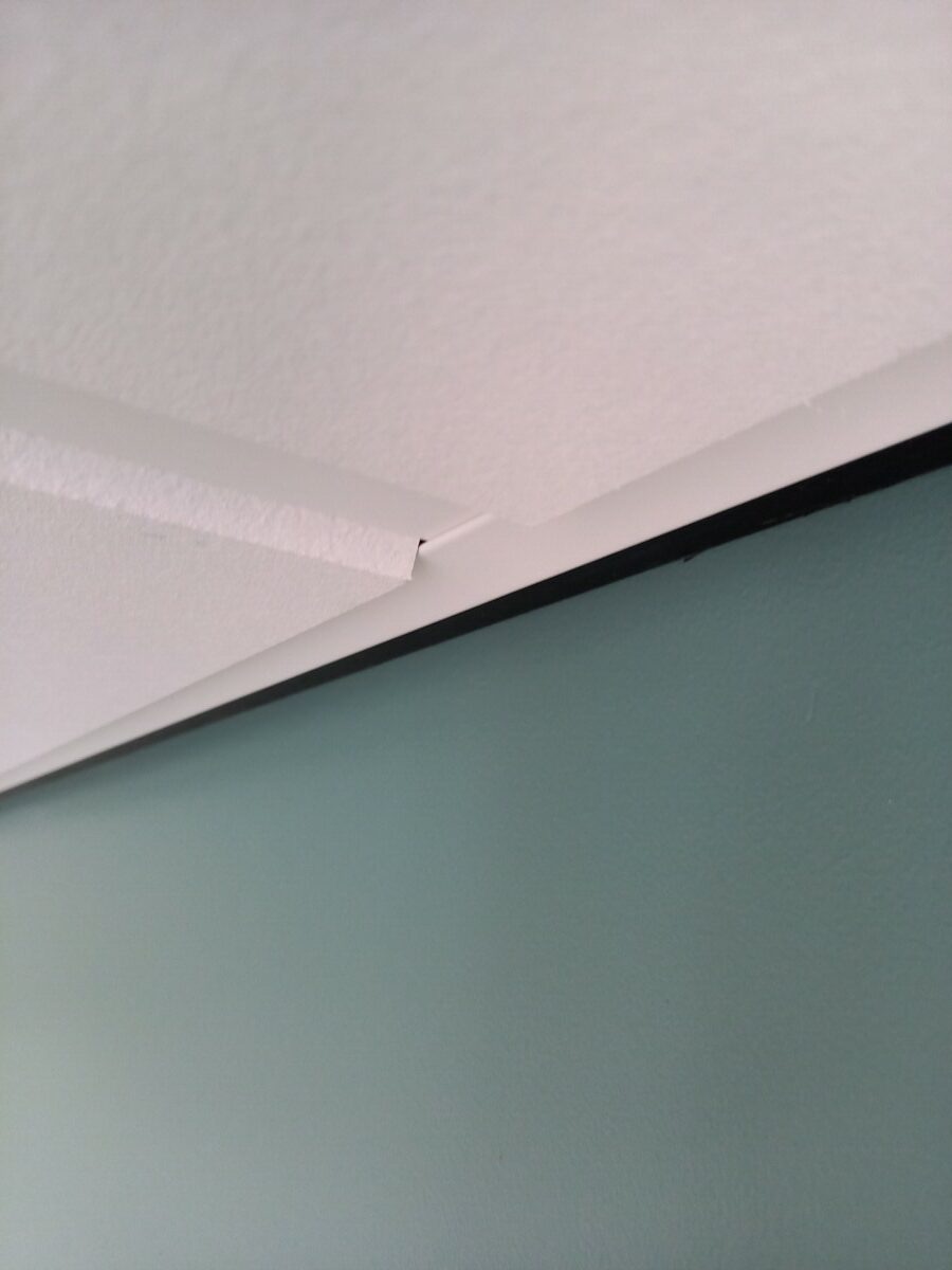 systeemplafond met witte rasterprofiel