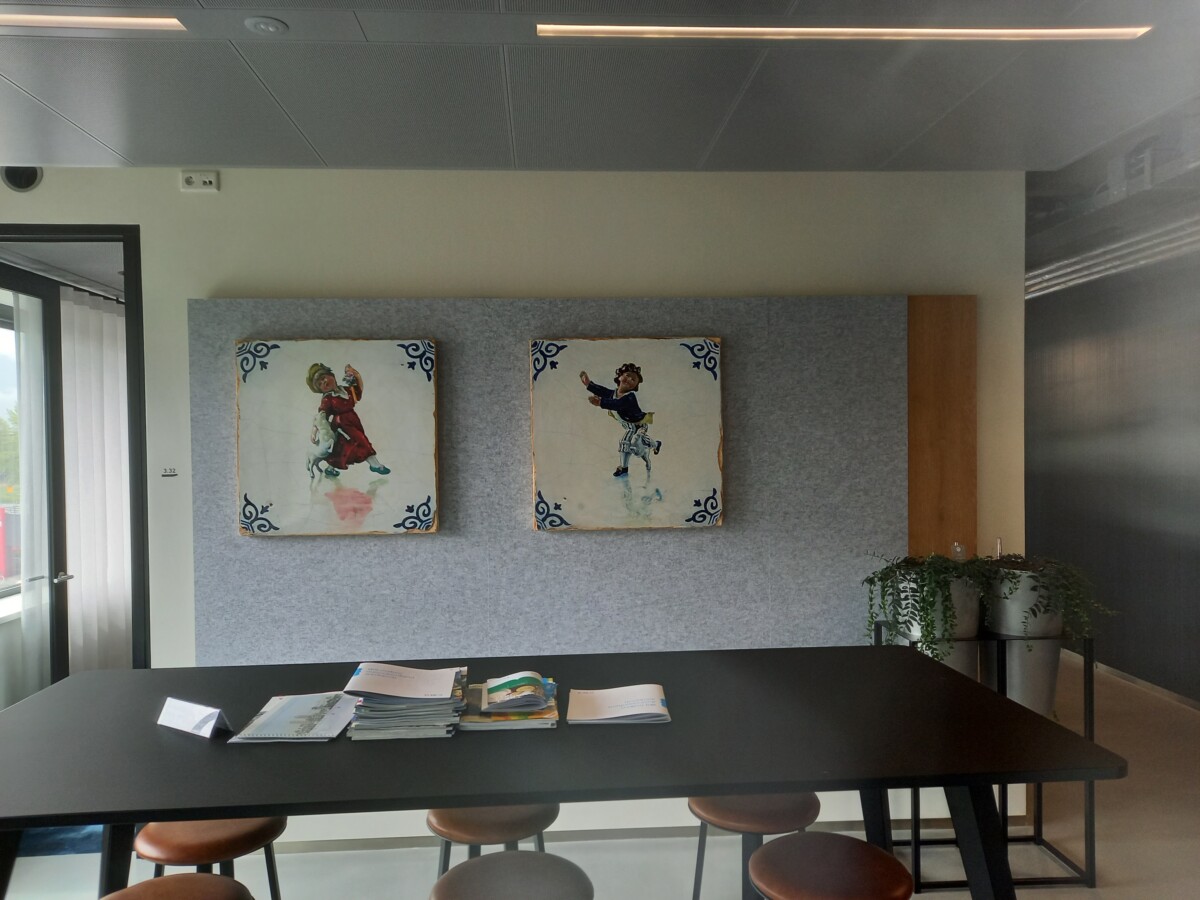 ruimte met vergadertafel en schilderijen