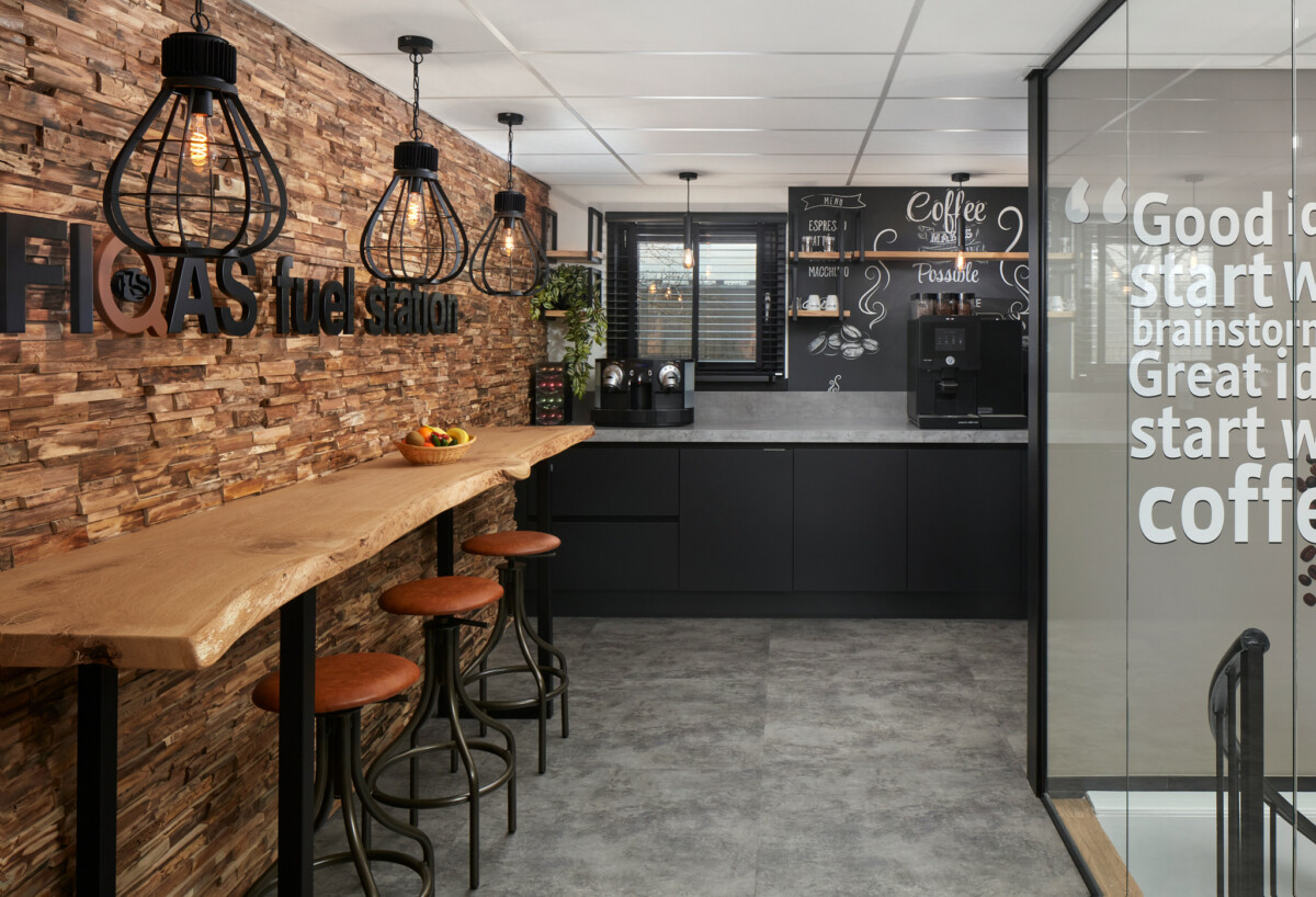 pantry en natuurlijke teakhouten wandbekleding