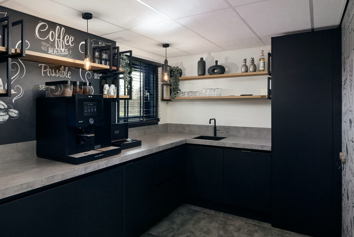 koffiecorner met teakhouten wandbekleding