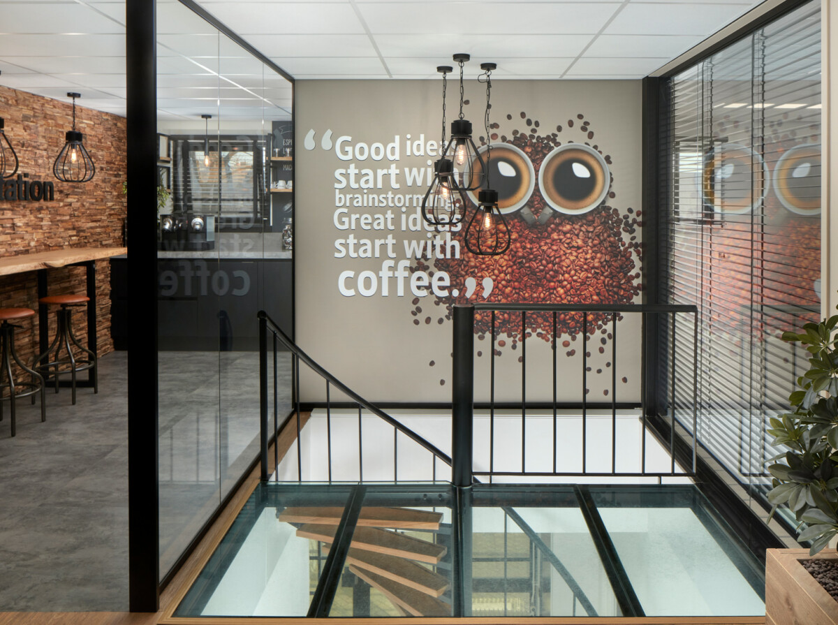 trappenhuis met volglazen wanden