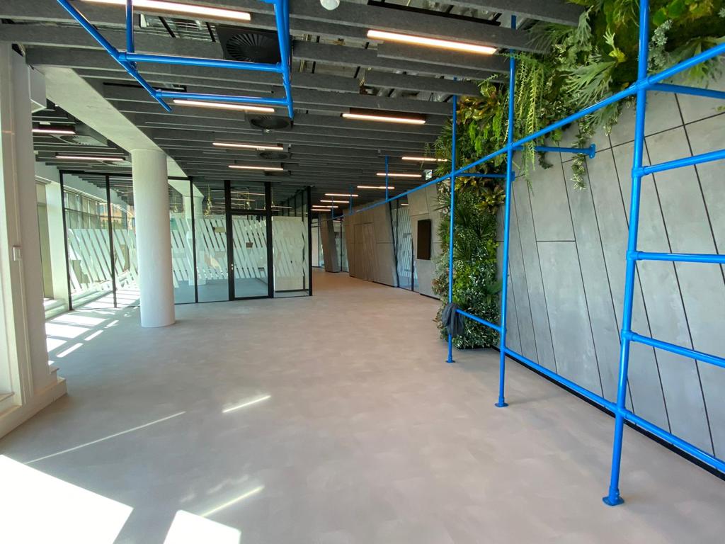 ruimte met betonlook wandafwerking