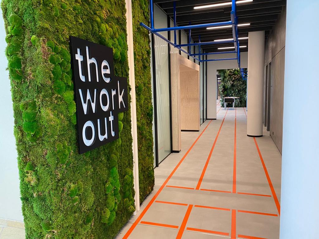 gang met kunstplanten