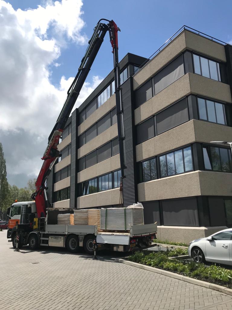 hijskraan met wandpanelen