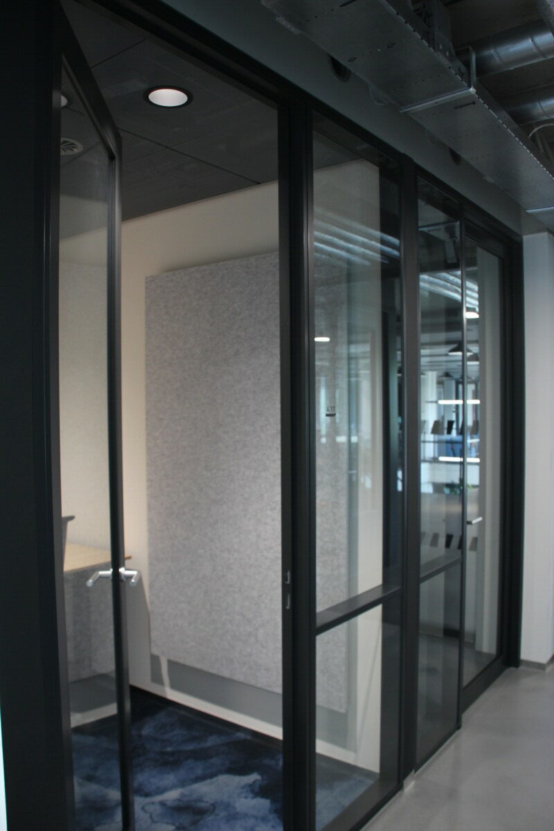 ruimte met glazen deur en wandbekleding