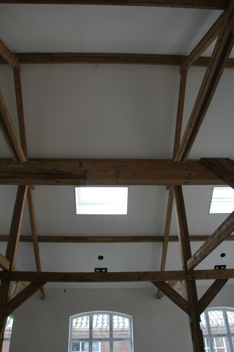 eiken dakconstructie met akoestische panelen