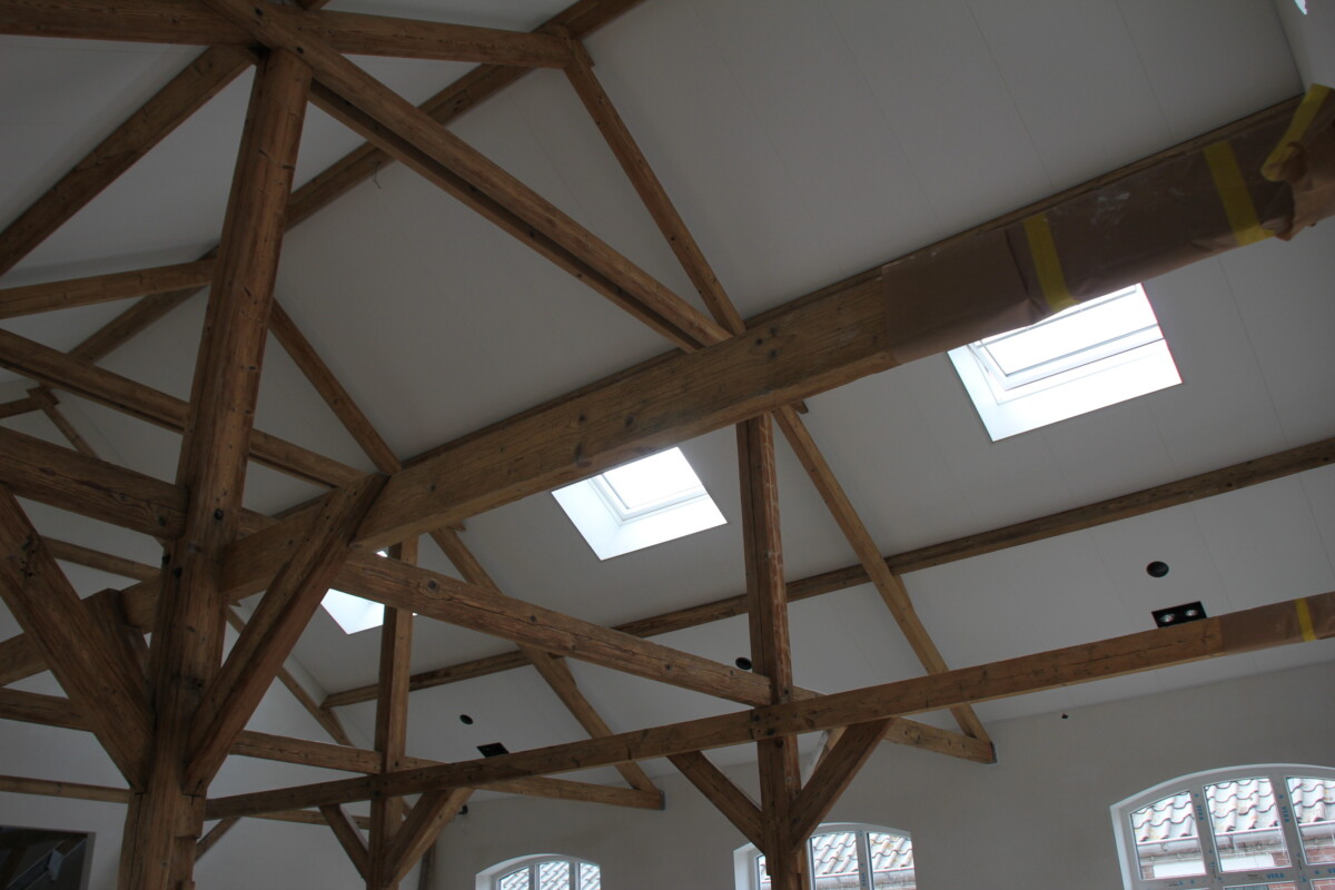 eiken dakconstructie met akoetische panelen