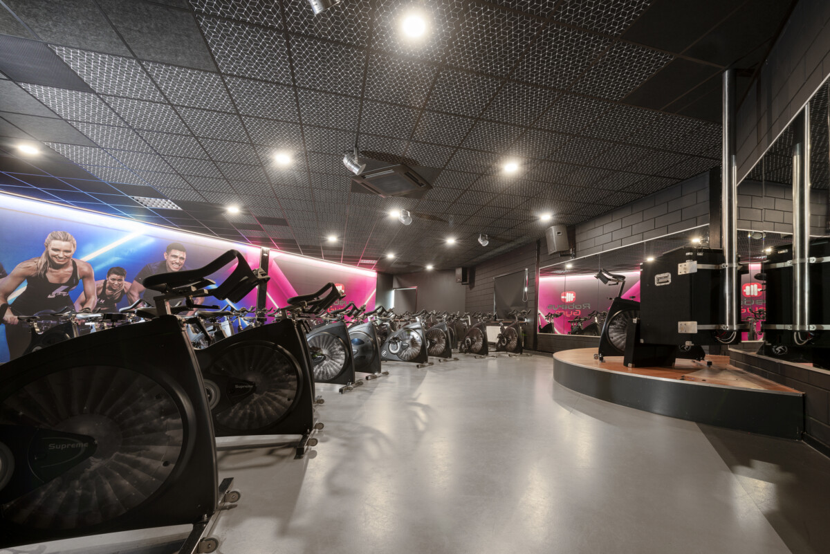 sportruimte ingericht voor spinning lessen