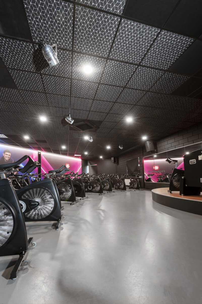 spinningruimte met plafondpanelen