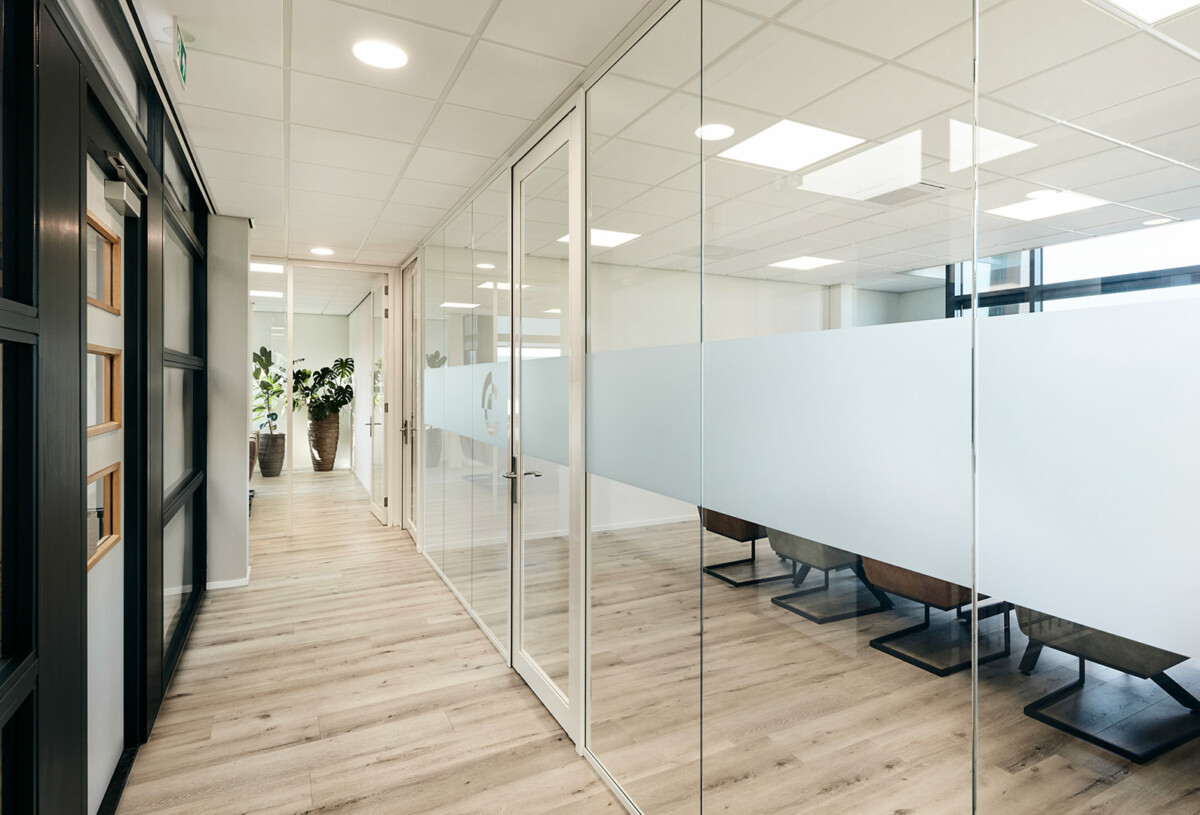 Gang met glazen wanden