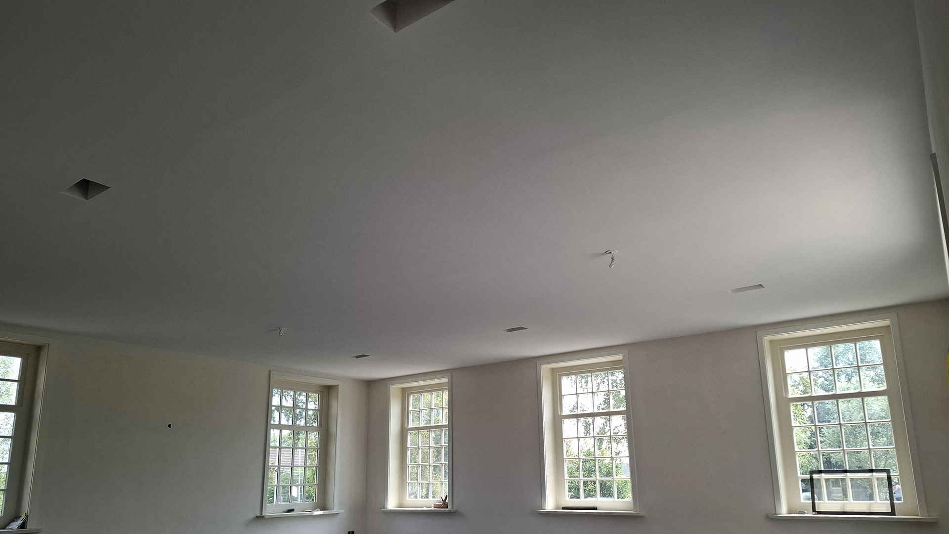 Naadloos akoestisch plafond in een strak interieur